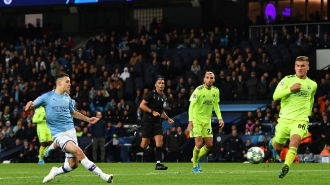 Gelandang Manchester City, Phil Foden melepas tendangan keras ke gawang Dinamo Zagreb dalam lanjutan Liga Champions 2019/20 di Stadion Etihad, Rabu (2/10/2019). [Anthony Devlin / AFP]