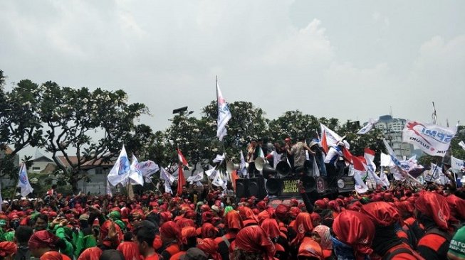 Massa Buruh saat menggelar demonstrasi di depan Gedung DPR RI. (Suara.com/Fakhri).