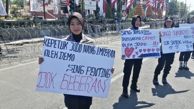 Cara Unik Polwan Surabaya Jaga Demo Buruh di Kota Pahlawan