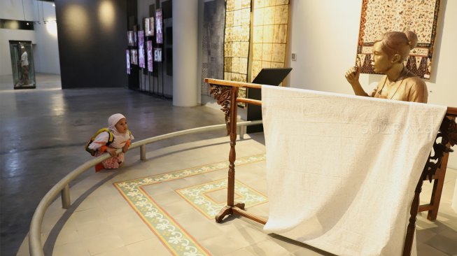 Sejumlah siswa Pendidikan Anak Usia Dini (PAUD) berkunjung ke Museum Batik Indonesia, TMII, Jakarta Timur, Rabu (2/10). [Suara.com/Angga Budhiyanto]