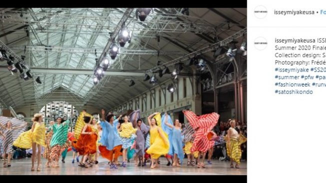 Dramatis, Model Pakai Baju yang Jatuh dari Langit di Paris Fashion Week