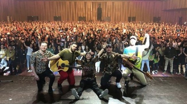 Lukas Graham Jadikan Batik Sebagai Oleh-oleh dari Indonesia