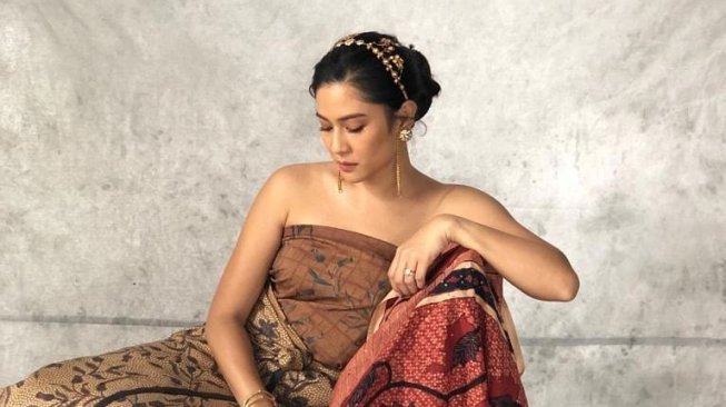 Dian Sastro hingga Adinia Wirasti Tampil dengan Baju 'Upcycling' Sebe11as