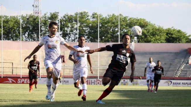 Pemain Persipura berusaha merebut bola dan dibayangi pemain Tira Persikabo Khurshed Beknazarov (kiri) di Stadion Gelora Delta di Sidoarjo, Jawa Timur, Rabu (02/10/2019). (Foto Umarul Faruq/Antara)