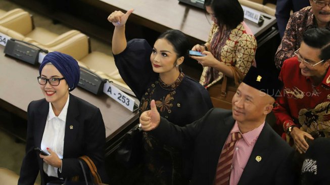 Anggota DPR yang juga Artis Krisdayanti berjalan usai mengikuti Sidang Paripurna MPR ke-2 di Ruang Rapat Paripurna, Kompleks Parlemen, Jakarta, Rabu (2/10). [Suara.com/Arya Manggala]
