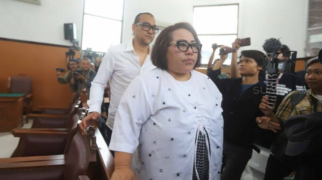 Komedian Tri Retno Prayudati alias Nunung bersama suaminya July Jan Sambiran menjalani sidang perdana di Pengadilan Negeri Jakarta Selatan, Rabu (2/10). [Suara.com/Arya Manggala]