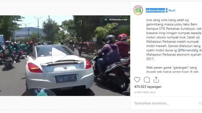 Mobil sport Peugeot putih ikut rombongan demo mahasiswa STIE Perbanas Surabaya, pemiliknya bernama Gita Fitri Fernanda. (instagram/@aslisuroboyo)