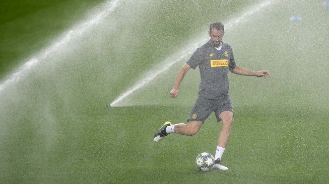 Bek Inter Milan, Dieogo Godin mengikuti sesi latihan di Stadion Camp Nou, Barcelona, Spanyol, Selasa (1/10). [AFP/Josep Lago]