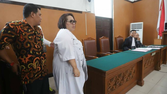 Komedian Tri Retno Prayudati alias Nunung bersama suaminya July Jan Sambiran menjalani sidang perdana di Pengadilan Negeri Jakarta Selatan, Rabu (2/10). [Suara.com/Arya Manggala]