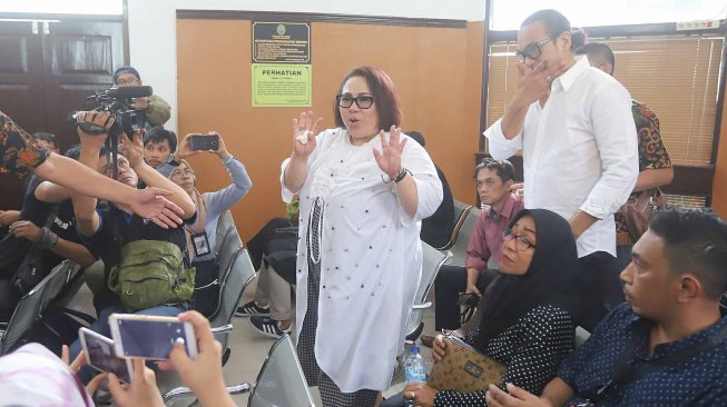 Komedian Tri Retno Prayudati alias Nunung bersama suaminya July Jan Sambiran menjalani sidang perdana di Pengadilan Negeri Jakarta Selatan, Rabu (2/10). [Suara.com/Arya Manggala]