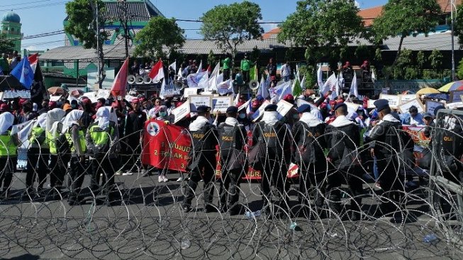 Massa Buruh saat demo di depan Gedung DPRD Jatim. (Suara.com/Arry Saputra).