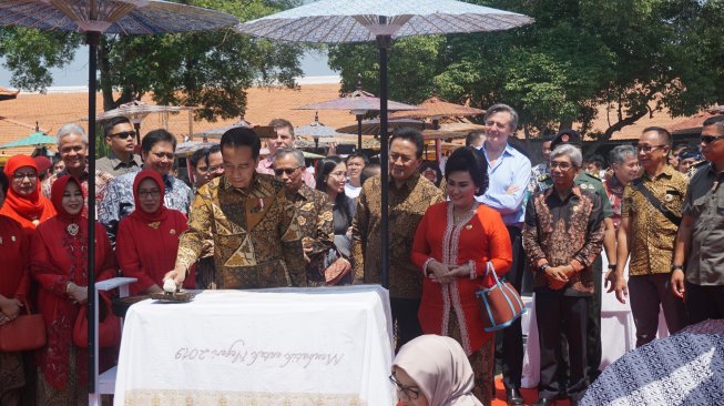 Hari Batik Nasional Presiden Jokowi Membatik Bersama 500 