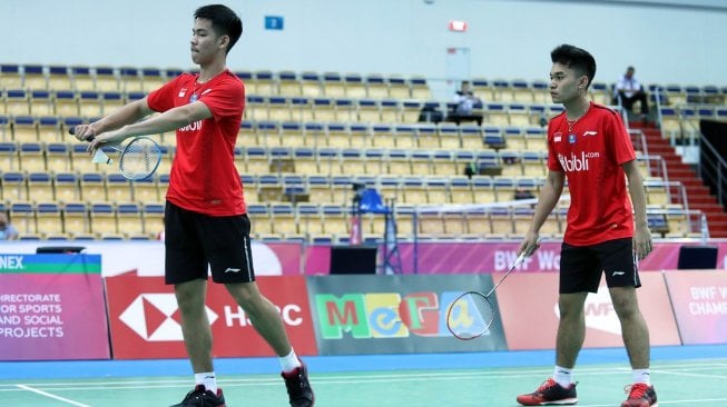 Pasangan ganda putra Leo Rolly Carnando/Daniel Marthin menyempurnakan kemenangan Indonesia atas Spanyol di final penyisihan Grup A Kejuaraan Dunia Junior Bulutangkis 2019, Rabu (2/10). [Humas PBSI]