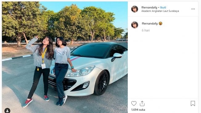 Gita Fitri Fernanda, mahasiswi STIE Perbanas Surabaya yang ikut demo naik mobil mewah. (instagram/@ffernandafg)