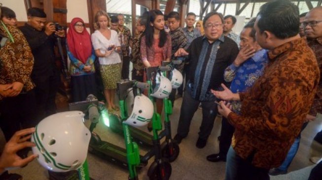 Menteri PPN/Kepala Bappenas Bambang Brodjonegoro (ketiga kanan) bersama Rektor ITB Kadarsah Suryadi (kedua kanan) mendengarkan penjelasan mengenai GrabWheels saat acara ITB CEO Net di Aula Barat Kampus ITB, Bandung, Jawa Barat, Selasa (1/10/2019). ITB CEO Net 2019 tersebut ditujukan untuk mempertemukan para pemangku kepentingan dari berbagai kalangan sebagai penggerak pembangunan ekonomi nasional serta peluncuran GrabWheels yang merupakan skuter elektrik ramah lingkungan untuk moda transportasi ITB [ANTARA FOTO/Raisan Al Farisi/pd].