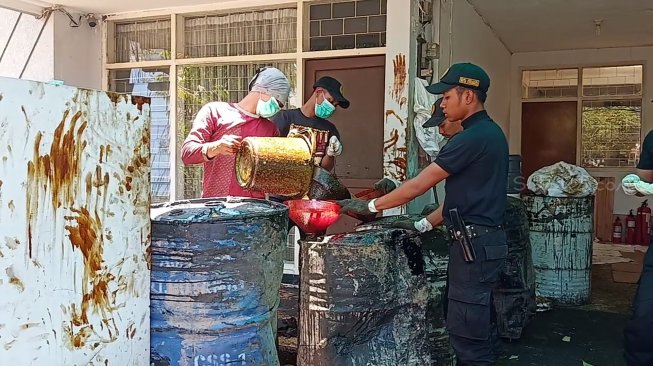 Semburan Lumpur Minyak Berlanjut, Warga Kutisari Gelar Tumpengan Tolak Bala