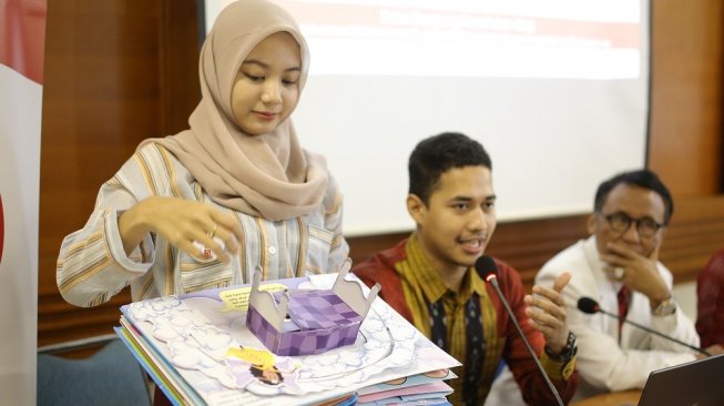 Mahasiswa menunjukkan hasil buku dongeng pop-up (dok. PT Unilever Indonesia Tbk.)