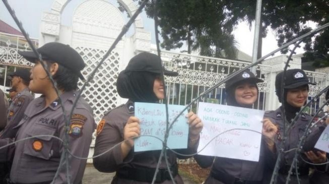 Polwan Cantik Goda Buruh Lewat Poster: Mau Dong Jadi Pacar Kamu