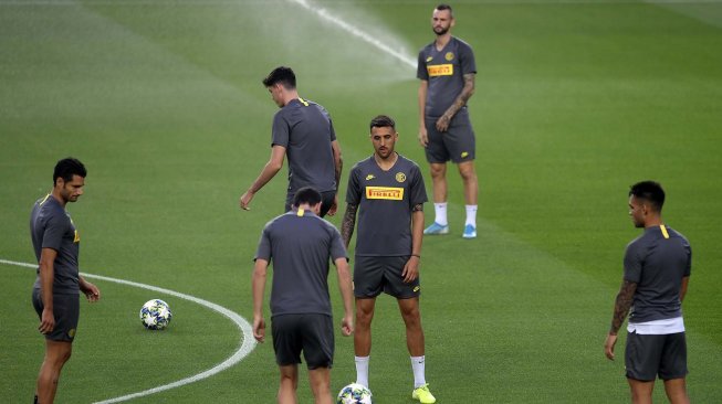 Para pemain Inter Milan melakukan pemanasan selama sesi pelatihan tim di Stadion Camp Nou, Barcelona, Spanyol, Selasa (1/10). [AFP/Josep Lago]