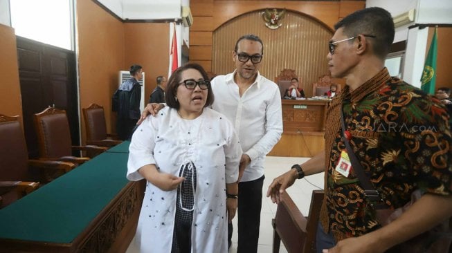 Komedian Tri Retno Prayudati alias Nunung bersama suaminya July Jan Sambiran menjalani sidang perdana di Pengadilan Negeri Jakarta Selatan, Rabu (2/10). [Suara.com/Arya Manggala]