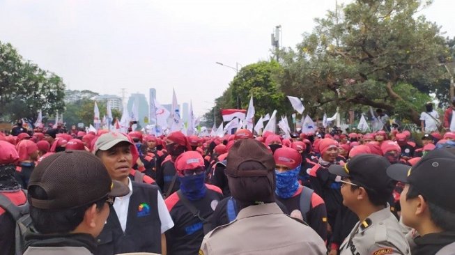 Massa Buruh saat menggelar demonstrasi di depan Gedung DPR RI. (Suara.com/Fakhri).