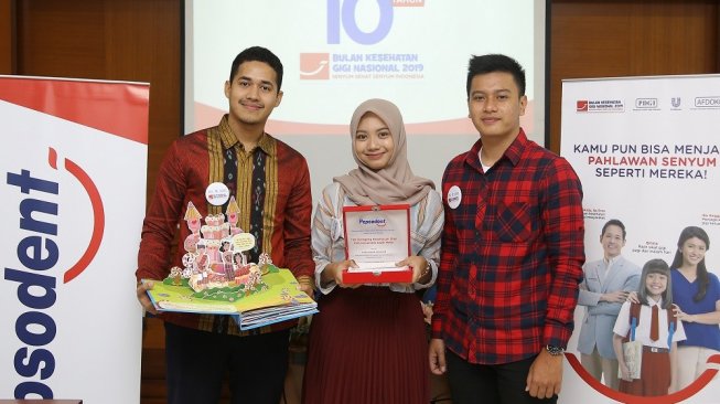 3 mahasiswa FKG UGM yang menjadi tim Dokegi (dok. PT Unilever Indonesia Tbk.)