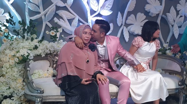 Wanita sempat ditolak masuk di acara pernikahan putranya. (Facebook)