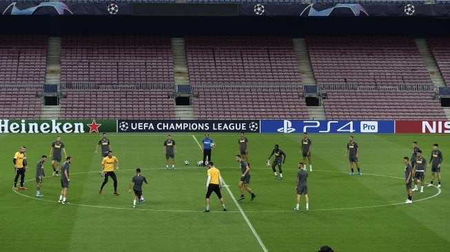 Para pemain Inter Milan melakukan pemanasan selama sesi pelatihan tim di Stadion Camp Nou, Barcelona, Spanyol, Selasa (1/10). [AFP/Josep Lago]