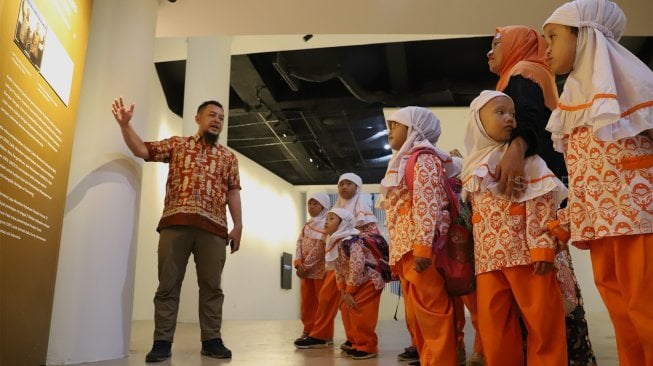 Sejumlah siswa Pendidikan Anak Usia Dini (PAUD) berkunjung ke Museum Batik Indonesia, TMII, Jakarta Timur, Rabu (2/10). [Suara.com/Angga Budhiyanto]