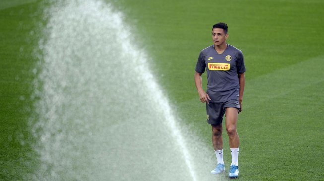 Penyerang Inter Milan, Alexis Sanchez mengikuti sesi latihan di Stadion Camp Nou, Barcelona, Spanyol, Selasa (1/10). [AFP/Josep Lago]
