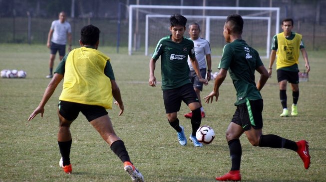 Sejumlah pesepak bola timnas U-23 Indonesia melakukan sesi latihan di Stadion Pajajaran, Bogor, Jawa Barat, Rabu (2/10/2019). Pelatih timnas U-23 Indonesia, Indra Sjafri memanggil 30 pemain guna persiapan mengikuti turnamen di China serta persiapan SEA Games 2019 yang akan berlangsung di Filipina pada November tahun ini. ANTARA FOTO/Yulius Satria Wijaya/hp.