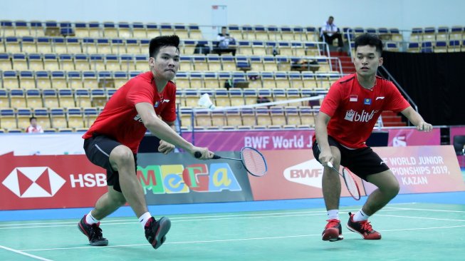 Pasangan ganda putra Leo Rolly Carnando/Daniel Marthin menyempurnakan kemenangan Indonesia atas Spanyol di final penyisihan Grup A Kejuaraan Dunia Junior Bulutangkis 2019, Rabu (2/10). [Humas PBSI]