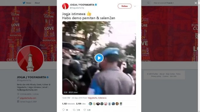 Mahasiswa Jogja salaman dengan polisi usai demo - (Twitter/@YogyakartaCity)