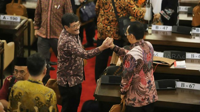 Anggota DPR Djarot Saiful Hidayat usai mengikuti Sidang Paripurna MPR ke-2 di Ruang Rapat Paripurna, Kompleks Parlemen, Jakarta, Rabu (2/10). [Suara.com/Arya Manggala]
