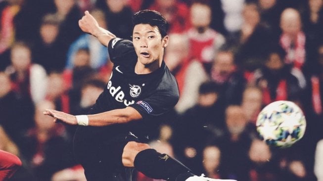 Penyerang FC Salzburg, Hwang Hee-chan melepas tendangan ke gawang Liverpool dalam gelaran Liga Champions 2019/20 di Stadion Anfield, Kamis (3/10/2019), (Instagram/@fcredbullsalzburg)