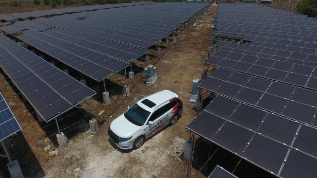Panel surya dalam projek kerja sama energi baru terbarukan bersama Mitsubishi [Dok. PT MMKSI].