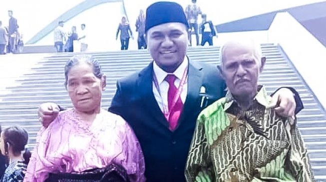 Dipuji! Orangtua Anggota DPD RI Hadiri Pelantikan dengan Pakaian Sederhana