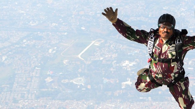 Prajurit TNI melakukan  terjun bebas (free fall) dari pesawat udara CN 295 milik Skadron Udara 2 Lanud Halim Perdanakusuma di ketinggian 7000 kaki di atas Lanud Halim Perdanakusuma, Jakarta Timur, Kamis (3/10). [ANTARA FOTO/M Risyal Hidayat]