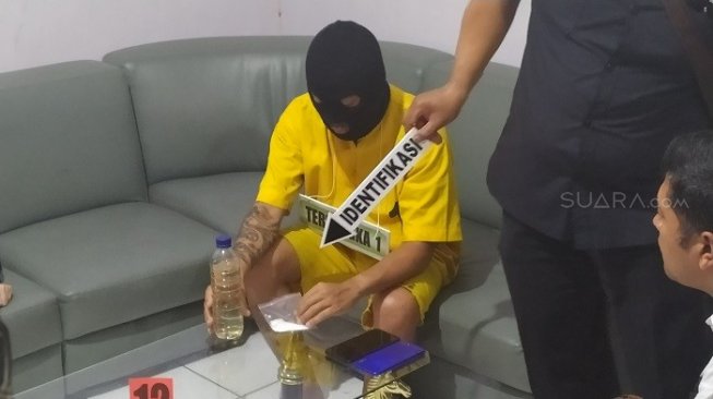 Pasangan selingkuhan saat menjalani rekonstruksi kasus rencana pembunuhan terhadap VT. (Suara.com/Stephanus Aranditio).