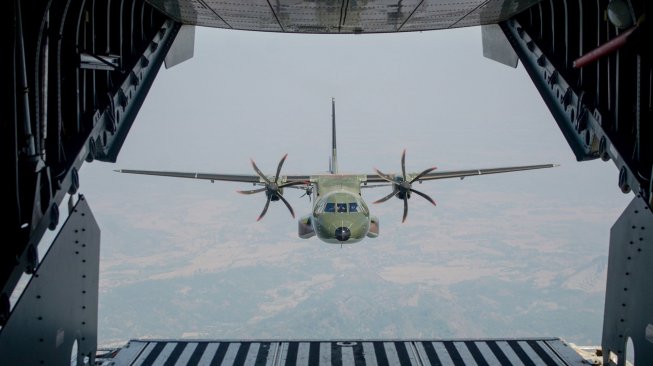 Pesawat CN 295 yang tergabung dalam Sembrani Flight Skadron Udara 2 Halim Perdanakusuma melakukan terbang formasi dalam rangka gladi bersih HUT ke-74 TNI di langit Purwakarta, Jawa Barat, Kamis (3/10). [ANTARA FOTO/Raisan Al Farisi]