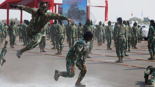 Salah satu aksi prajurit saat gladi resik HUT TNI ke-74 di Lanud Halim Perdanakusuma, Kamis (3/10/2019). (Suara.com/Angga Boedhijanto)