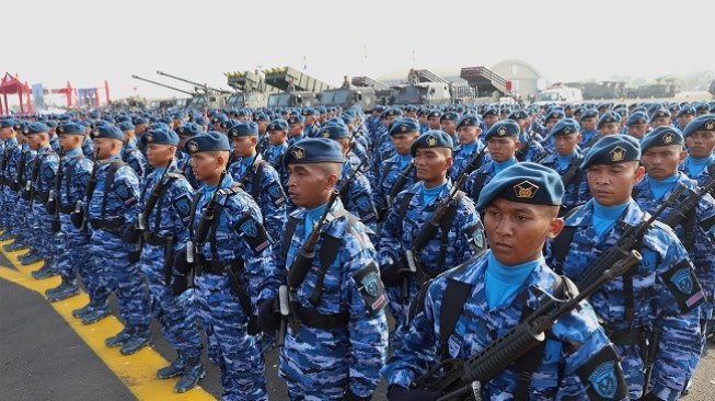 Para prajurit berbaris gagah saat gladi resik HUT TNI ke-74 di Lanud Halim Perdanakusuma, Kamis (3/10/2019). (Suara.com/Angga Boedhijanto)