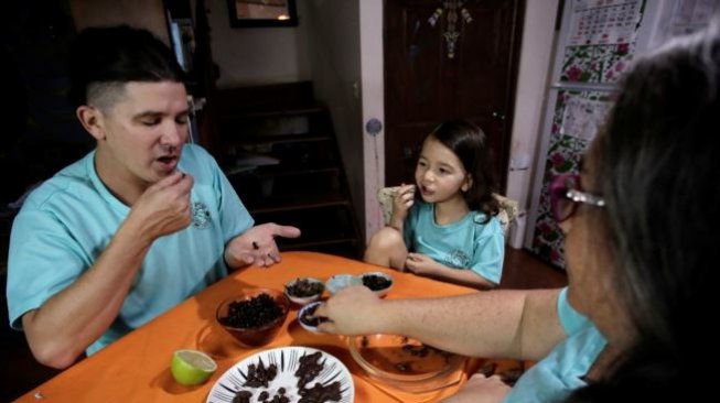 Pakar biologi Frederico Panigua dan keluarga menyantap kudapan dari serangga-serangga untuk mempromosikan serangga sebagai makanan bergizi dan murah, di Grecia, Kosta Rika, (Foto: Reuters)