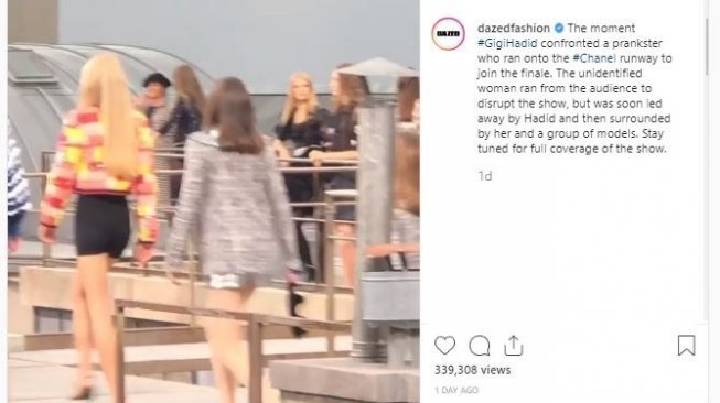 Momen ketika Gigi Hadid menghalangi model palsu di catwalk. (INstagram/@dazedfashion)