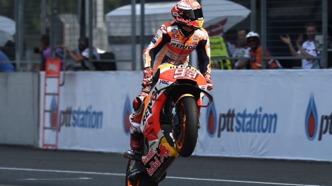 Selebrasi pebalap Repsol Honda, Marc Marquez, usai memenangkan balapan MotoGP Thailand 2018 di Sirkuit Buriram, Minggu (7/10/2018). [AFP/Lillian Suwanrumpha]