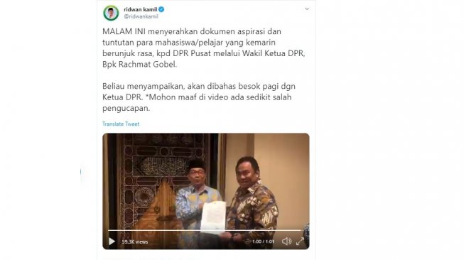 Gubernur Jawa Barat Ridwan Kamil menyerahkan dokumen aspirasi mahasiswa kepada Wakil Ketua DPR Rachmat Gobel (twitter @ridwankamil)