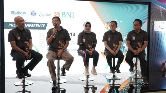 Konferensi pers Kompetisi Lari BNI-ITB: Sekretaris Jenderal Ikatan Alumni ITB Gembong Primajaya, Ketua Panitia BNI ITB Ultra Marathon 2019 Gatot Sudariyono, Direktur Hubungan Kelembagaan BNI Adi Sulistyowati, Ketua Yayasan Solidarity Forever Susilo Siswoutomo & Rektor ITB Kadarsyah Suryadi. (Suara.com/Vessy Frizona)