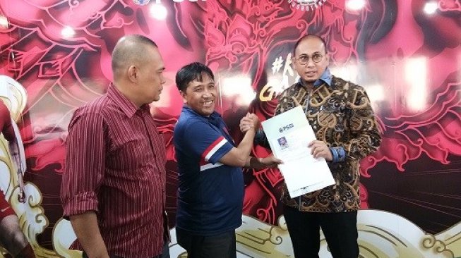 Anggota Badan Komunikasi DPP Partai Gerindra Andre Rosiade (kanan) saat menyerahkan dokumen pendaftaran menjadi anggota Exco PSSI, Kamis (3/10/2019). (Suara.com/Adie Prasetyo Nugraha)