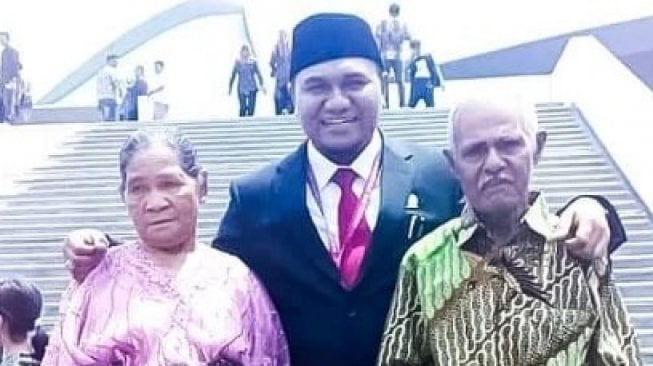 Cerita Angelius Wake Kako, Jadi Anggota DPD RI Bermodal Rp 15 Ribu