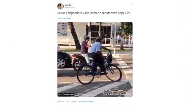 Tak Ingin Menapak ke Tanah, Aksi Pengendara Sepeda Ini Bikin Ngakak